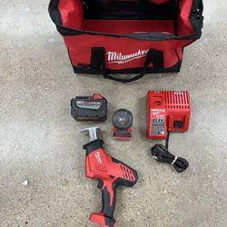 Milwaukee tool set , hack saw and light are new , battery only holding halfway  2 lines , la batteria solo carga dos lines . 