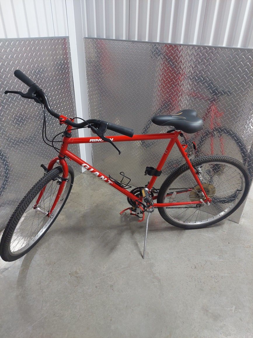 Vintage GIANT Rincon Mens Mountain Bike
Frame 22.5"