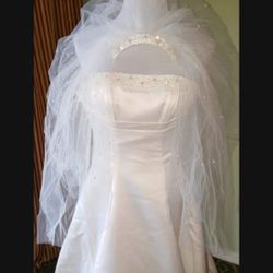 Designer Barbara Alin Wedding Gown With Veil Sz 4. Preowned And Beautifully Preserved Beaded Gown And Veil.