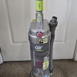 Hoover Wind Tunnel Upright Bagless. Like New