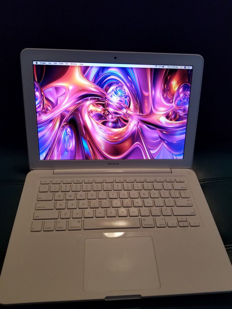 Macbook with Adobe Final Cut Pro X Microsoft Office 2.26GHZ FaceTime Siri Bluetooth Excel Garage Band Excel speakers 4GB Memory 250gb & charger