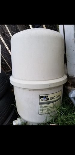 Pyrex 4000 lid is excellent bottom is cracked..