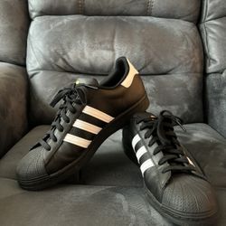 Mens Adidad Size 11 Superstar Sneeakers