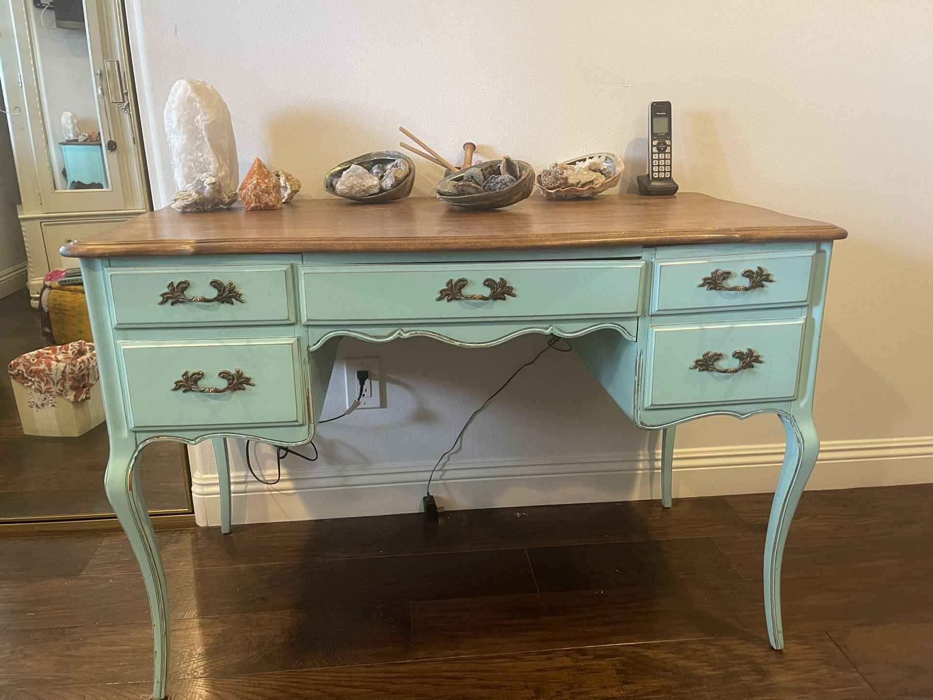 Artesian desk