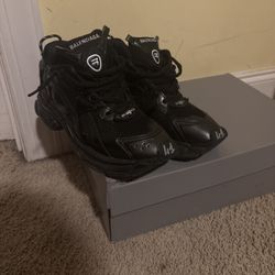 Black Balenciaga runner US size 8