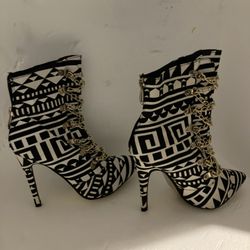 Cape Robbin Size 7.5 Black White Heel Boots 