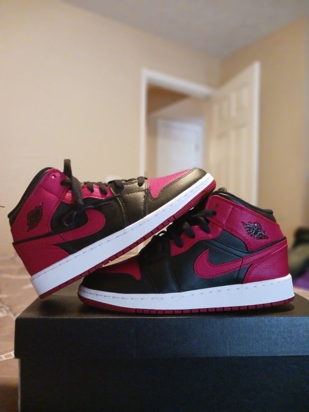 Jordan 1 Mid GS "Banned"