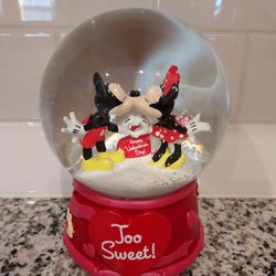 Disney Mickey Mouse and Minnie "Valentine's Day" Snowglobe - Perfect Condition 