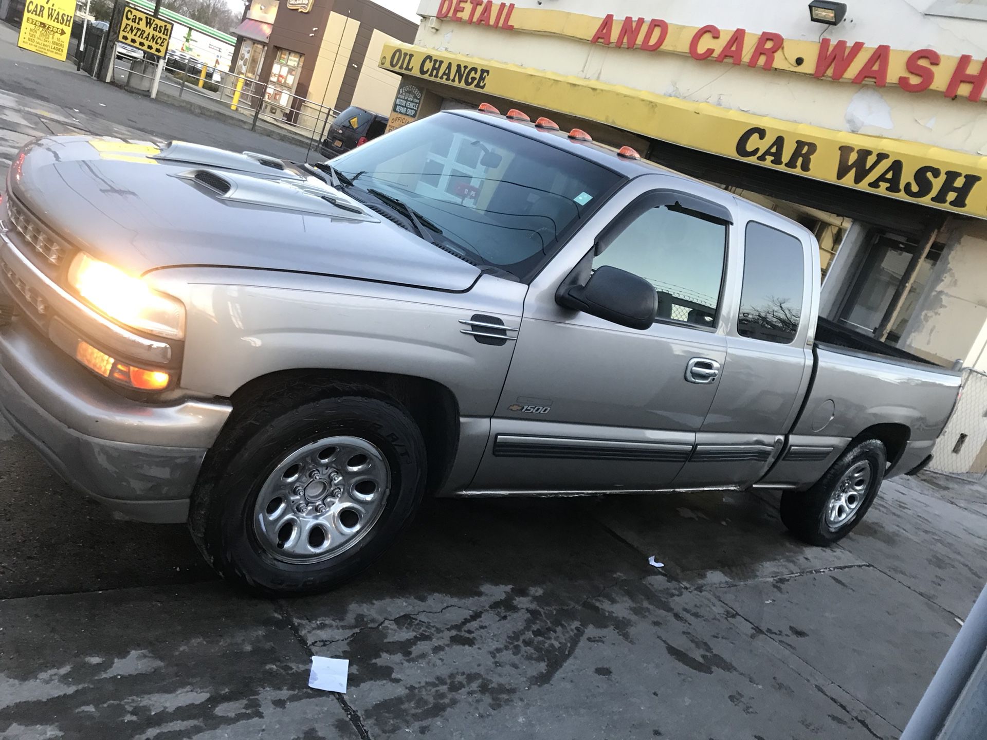 01 Chevy Silverado pick up truck runs and looks strong great truck