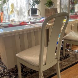 Elegant Dinning Table With Chairs