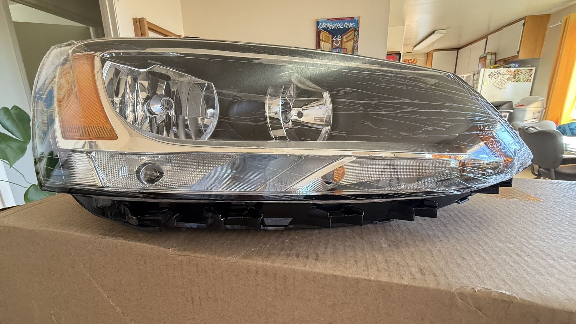 New Unused Jetta Passenger Headlight Assembly Eagle Eyes 5C7 941 006