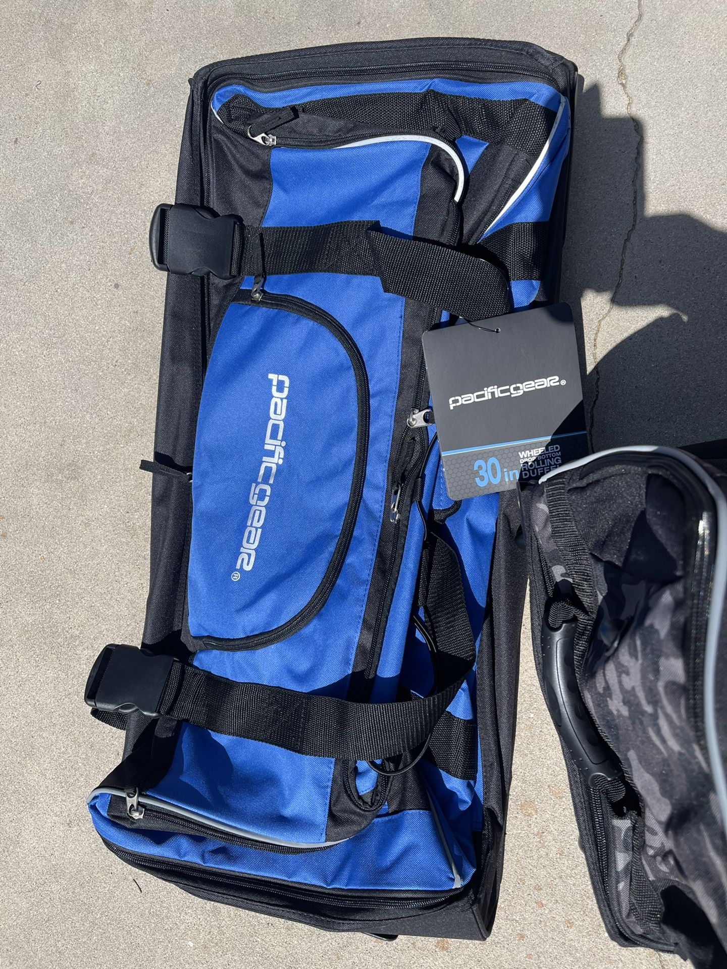 pacificgear 30-inch wheeled drop-bottom duffel bag
