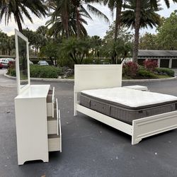 Beautiful Bedroom Set Queen Size Solid Wood White Color In Excellent Condition by LY Furniture