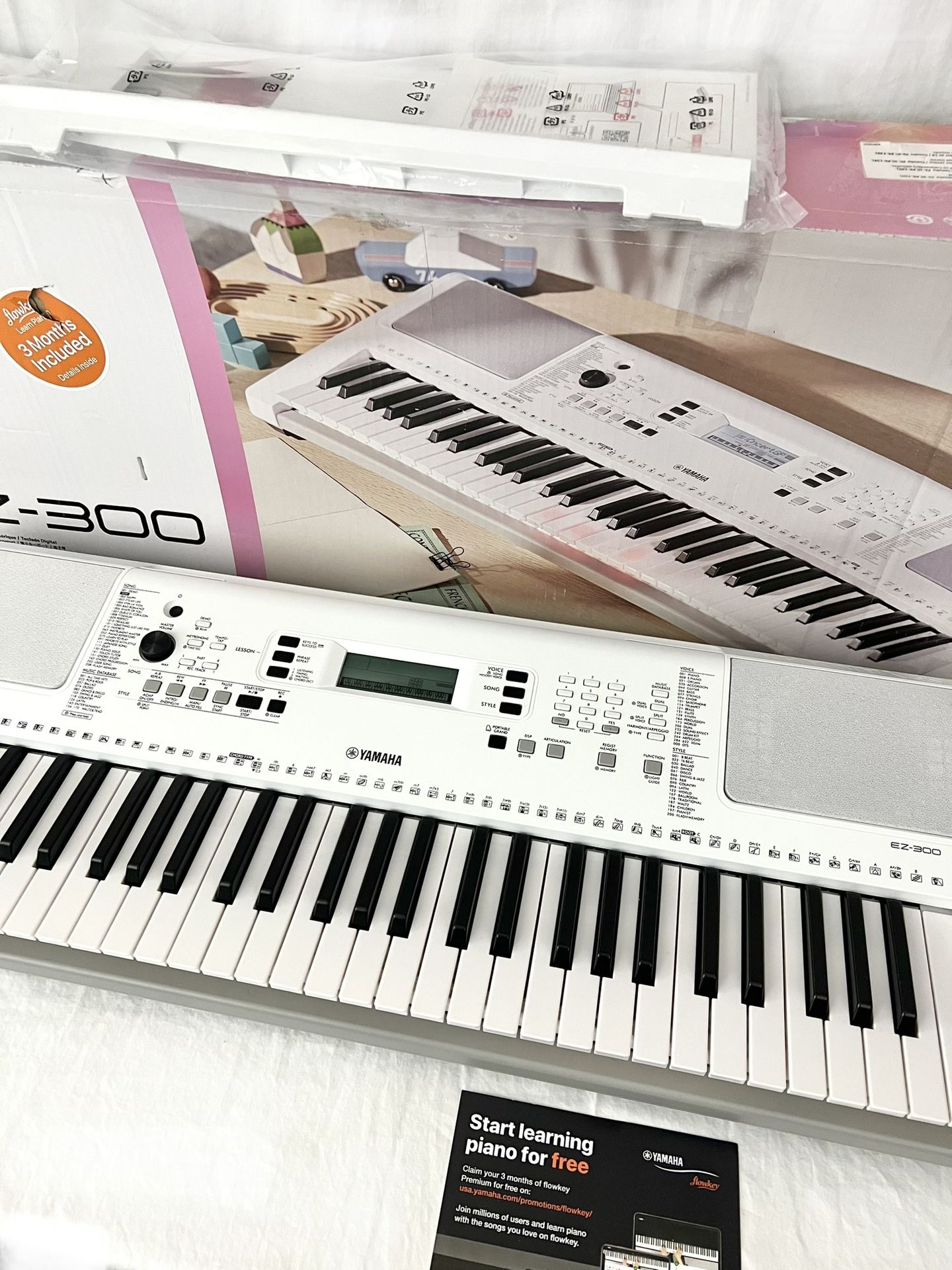 Yamaha EZ300 61Key Light Weighted Keyboard for Sale in Chicago Ridge