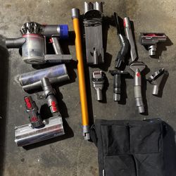 Dyson V7 Cordless Vacuum + Attachments