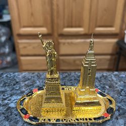 Vintage souvenir 1960’s  New York City Pair of Salt and Pepper Shakers sitting on a Tray.  Shaped as the Empire State Building and Statue of Liberty. 