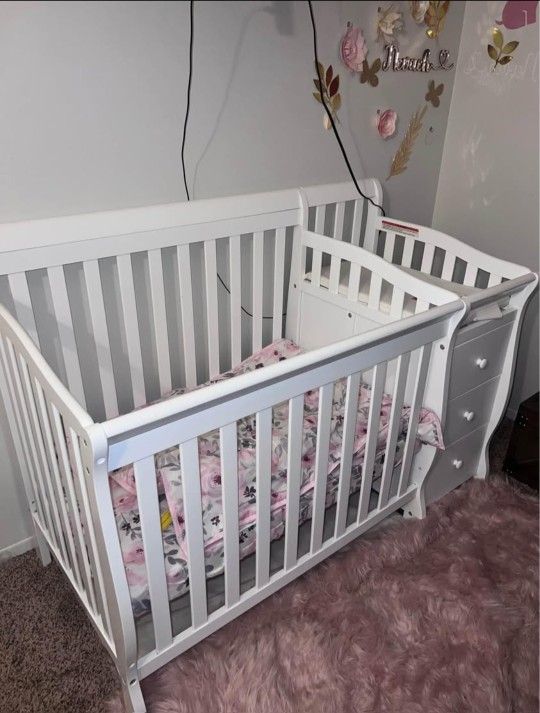 4-in-1 Convertible Crib
and Changer with Mattress