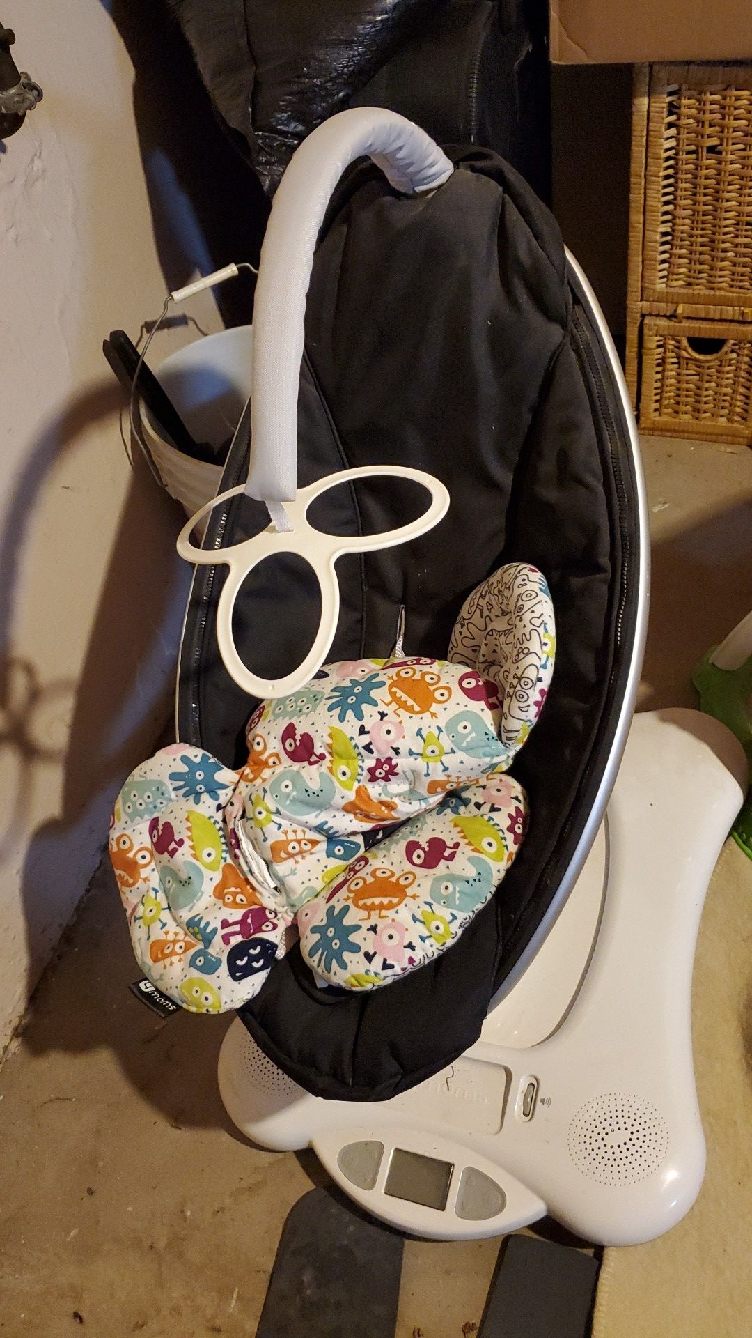 Gently used mama roo baby aytomated swing swivel and mp3 hookup.