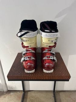 NEW - NEVER USED WOMEN'S-GIRLS SIZE 6 LANGE SKI BOOTS - EXCELLENT!