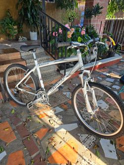 Giant Sedona DX Mountain Bike 21-Speed
