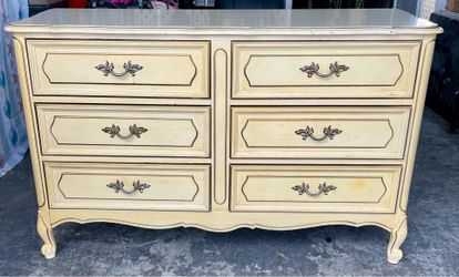 Vintage French provincial 6 drawer Dresser!! Original painting,solid wood! L51xD19xH33”