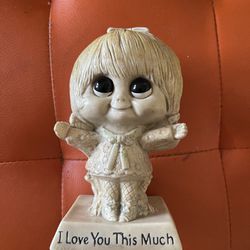 Vintage Wallace Russ Berrie I Love You This Much Big Eyes Girl Figurine 1970 GREAT MOTHERS DAY GIFT