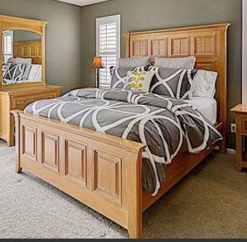 Beautiful Thomasville solid oak bed frame. Head board, foot board and runners. Queen