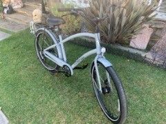 Electra Townie path 9d, eq aluminum frame,hydraulic disc brakes,generator front hub to run front and rear lights,color matched fenders,.rear rack 