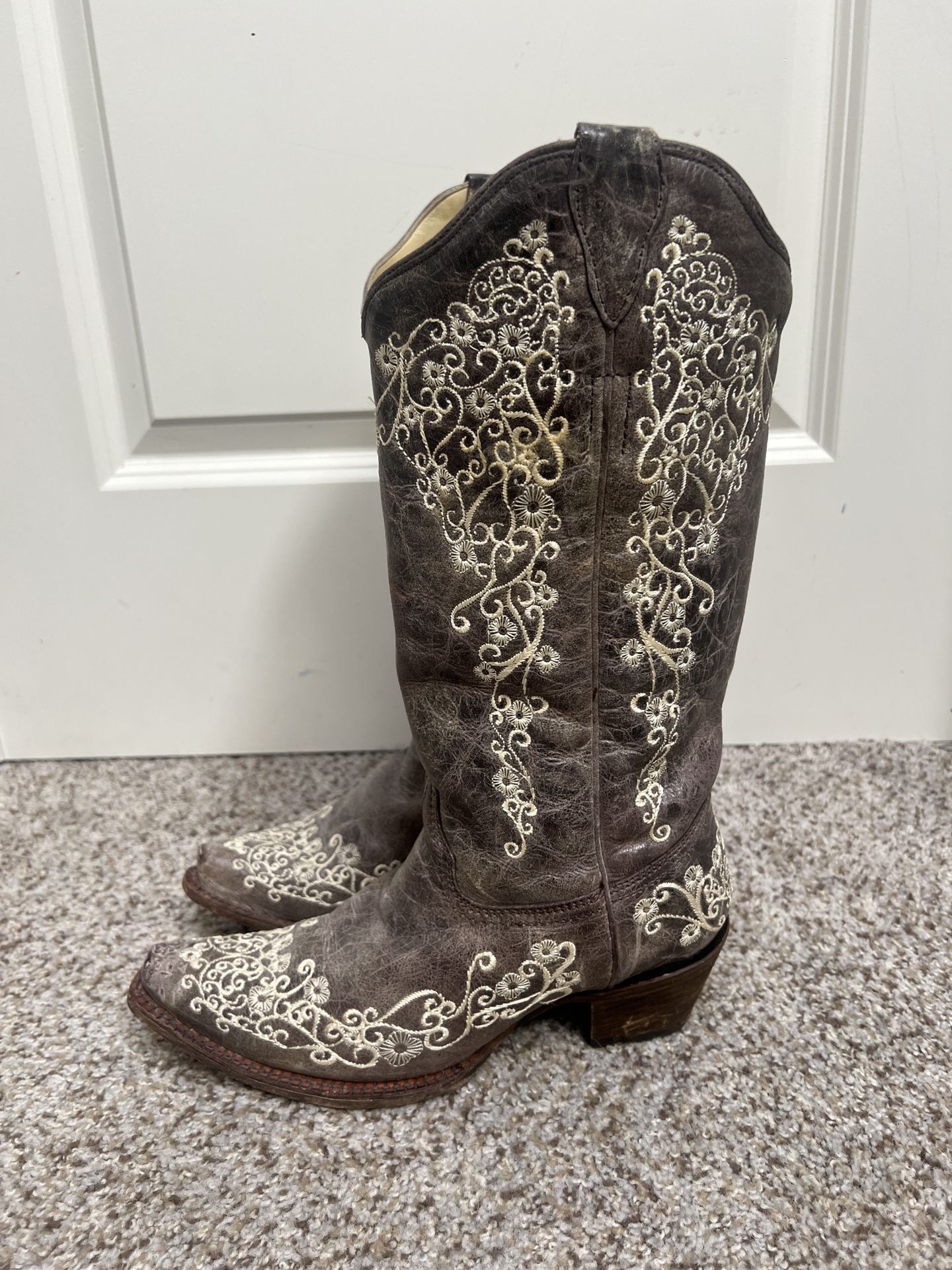 Women’s 8.5 Corral Embroidered Boots