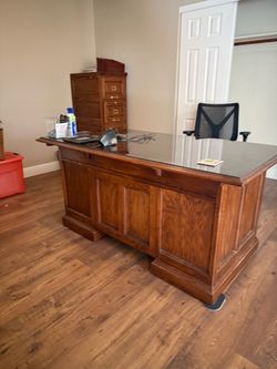 Office desk and filling cabinets