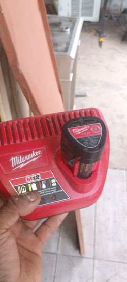 Cargador Milwaukee con pila