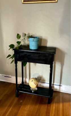 SUPER CUTE BLACK SIDE TABLE