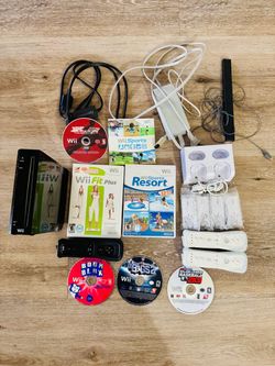 Nintendo Wii Console Bundle, 7 Games, 3 Controllers, Charging Dock
