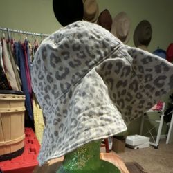 GAP Canvas Print Leopard Print Bucket Hat like new smoke free 