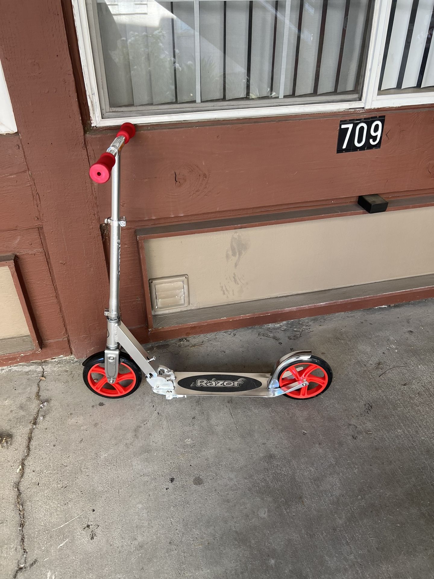 Razor A5 Lux Kick Scooter - Large 8" Wheels, Foldable, Adjustable Handlebars, Lightweight, for Riders up to 220 lbs
