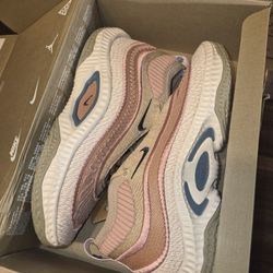 Woman  Nike Shoes Brand New  Size 10 Ask For 50 