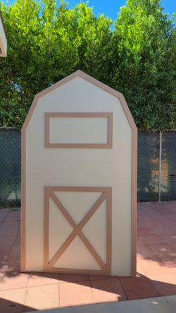 Barn-Shaped Photo Backdrop Panel
