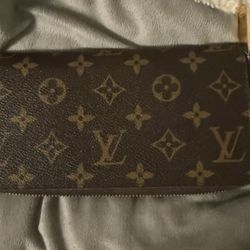 Louis Vuitton zippy wallet In Monogram With Red Interior