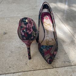 Gorgeous Embroidered Oriental Style Pumps