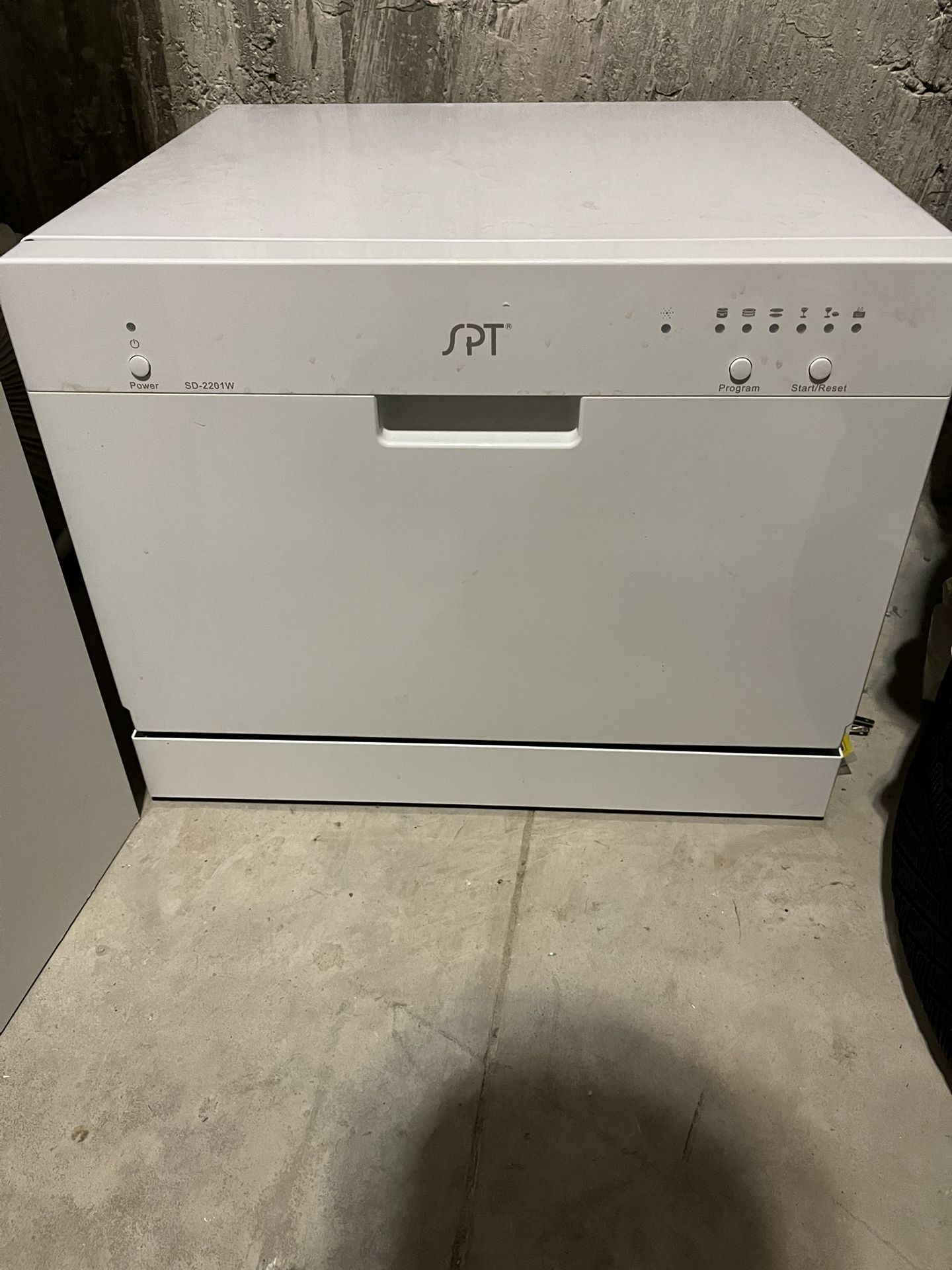 SPT Countertop Dishwasher