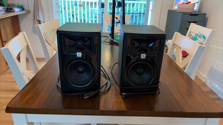JBL Professional 305PMkII 5-Inch Bookshelf speakers