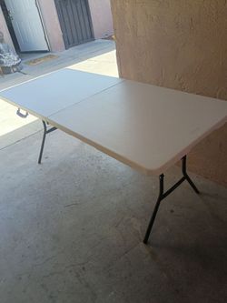 Folding table