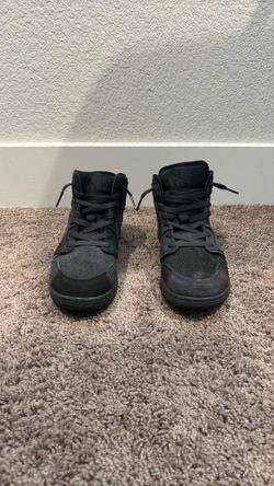 Jordan 1 mid se craft dark smoke red 7 youth