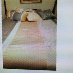 Full Size Post Bed With Linen