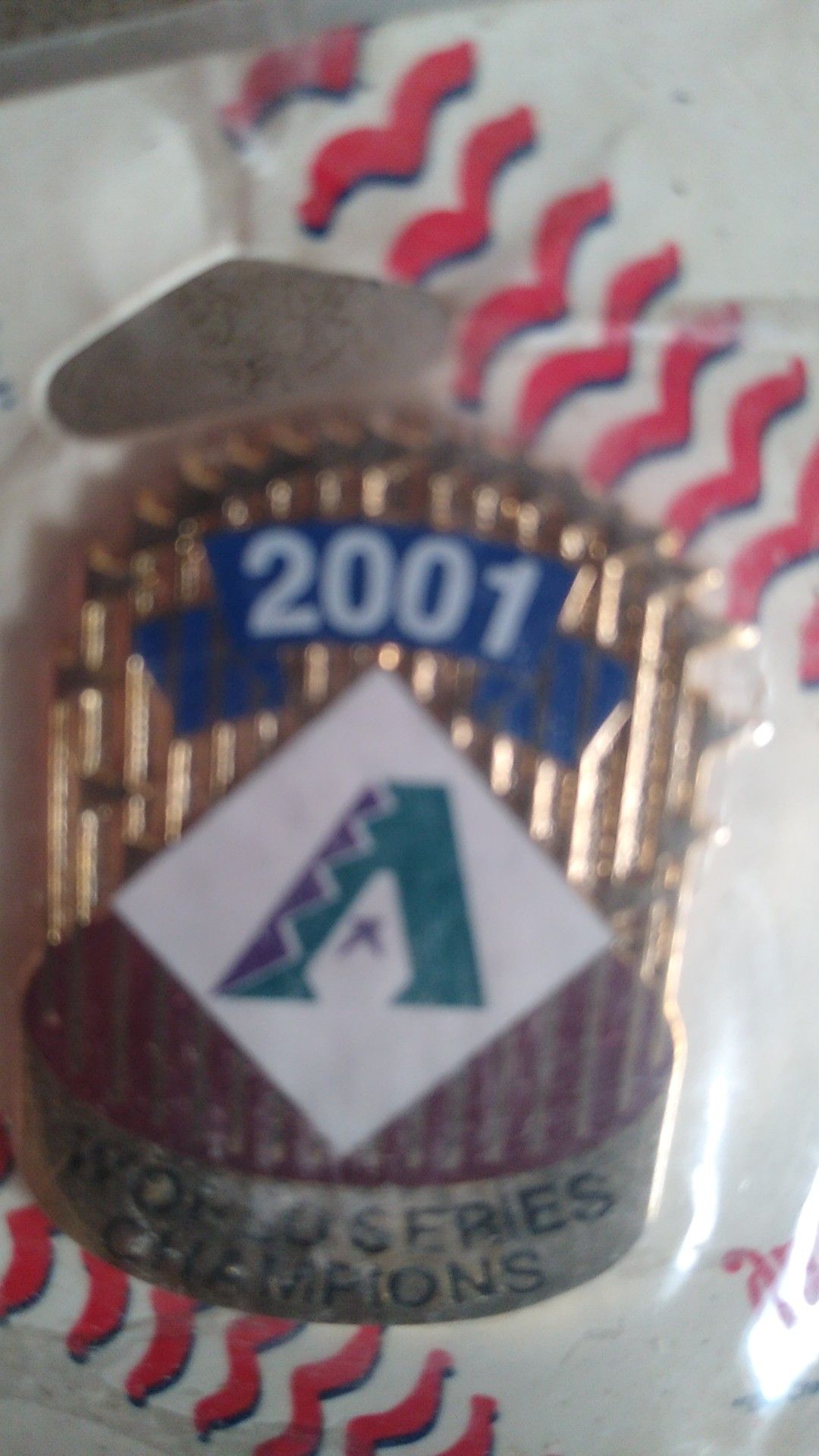 Official Major league baseball pin of championship Diamondbacks 2001