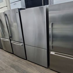 Fridge Botton Freezer With Ice Maker 31 Inch Wide Warranty   $600....Ready To Deliver Or Pick Up 301 Saundview Ave Bronx NY 10473