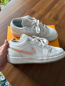 Jordan 1 Low SE Glitter swoosh