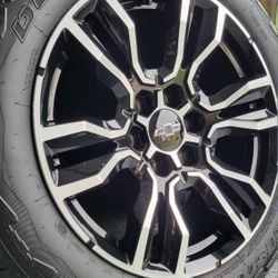 LIKE NEW 2025 CHEVROLET SILVERADO WHEELS 20*