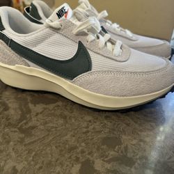 Women’s Nike Waffle Debut Size 6