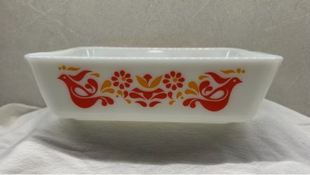 Vintage Pyrex Friendship 1.5 quart dish